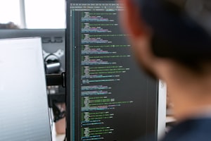 技术人员进行系统灾难恢复操作现场图